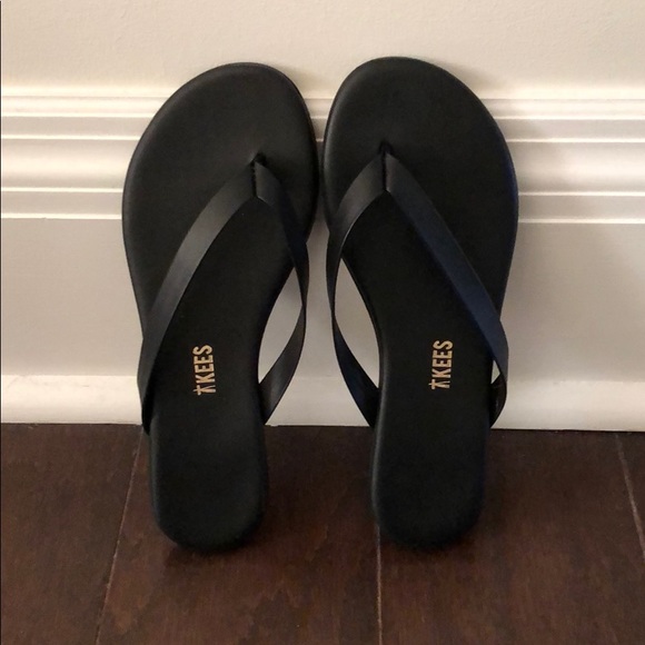tkees black flip flops